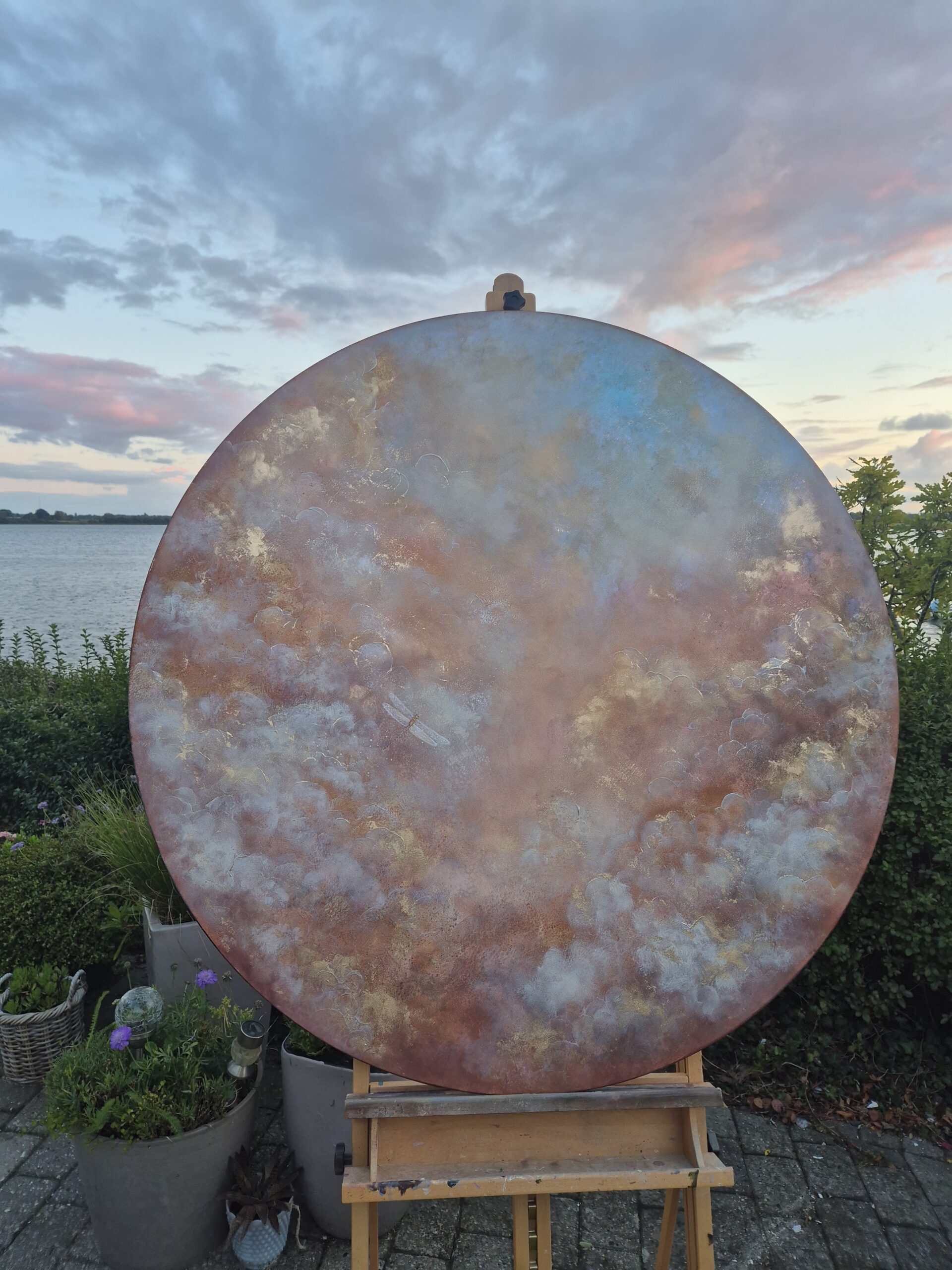 Originalt stort rundt maleri 120 cm titled Wings of Dreams af Linda Vestergaard