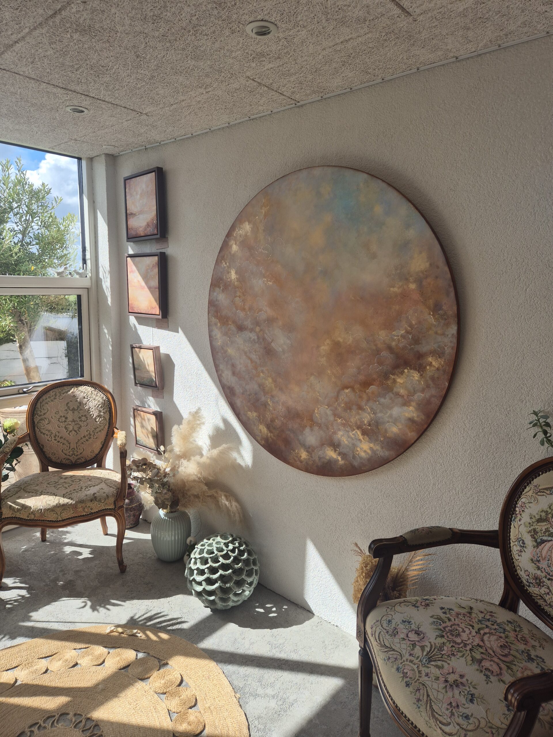 Originalt stort rundt maleri 120 cm titled Wings of Dreams af Linda Vestergaard